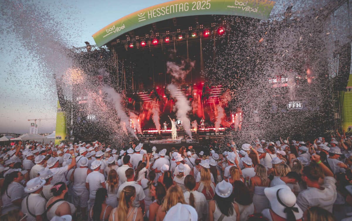 Bühne und Publikum bei der FFH Just White auf dem Hessentag in Bad Vilbel | (c) FFH, Christoph Hamacher