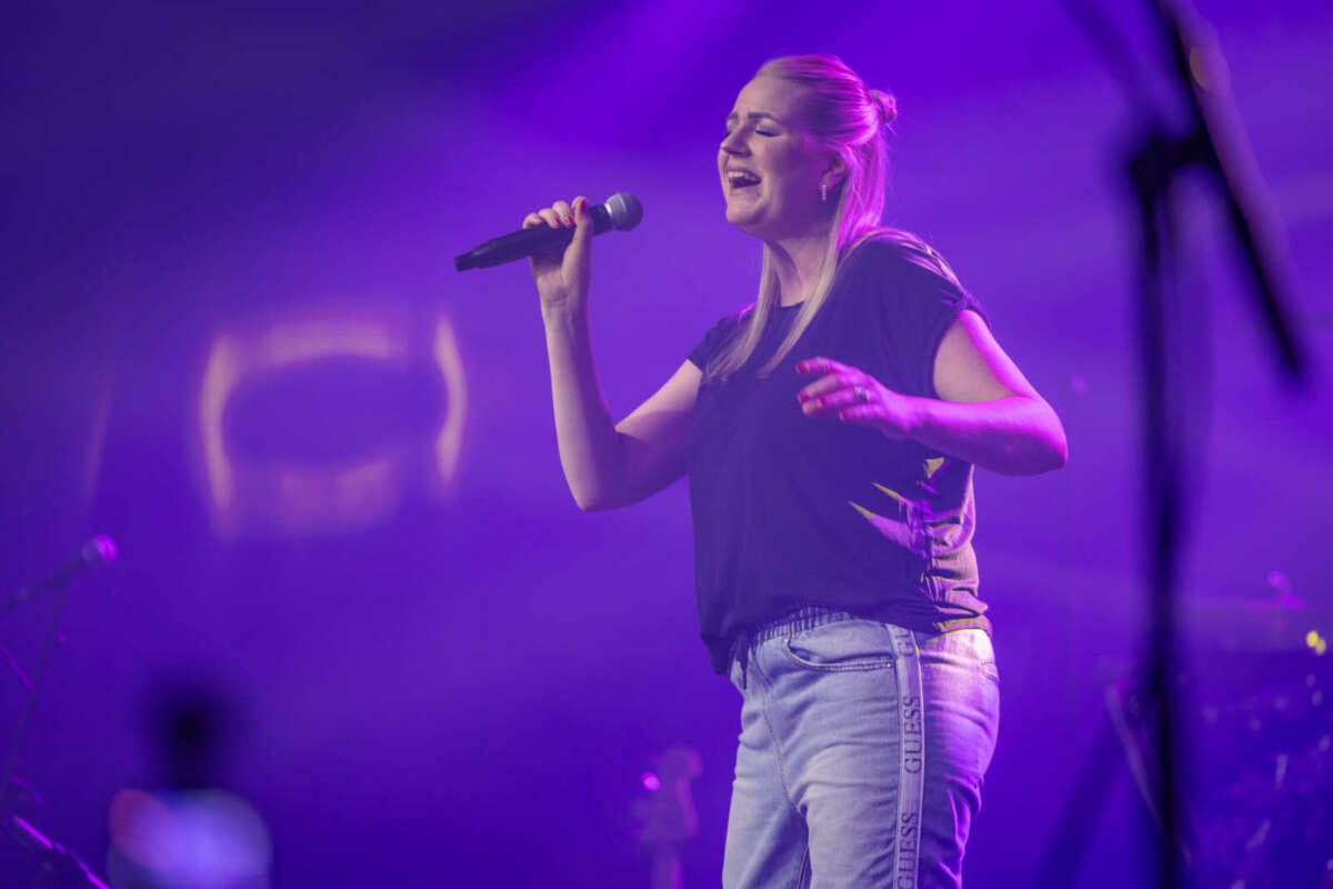 Caro Best singt live im violetten Bühnenlicht Schlagersängerin Caro Best - mit ihrem Song "Liebe ohne Filter" am 15.6. startete sie in der TV-Sendung "Immer wieder Sonntags 2025" in der ARD. beim Wasser- & Lichterfest in Nieder-Werbe ist als einer der Haupt-Acts live dabei. | (c) Caro Best