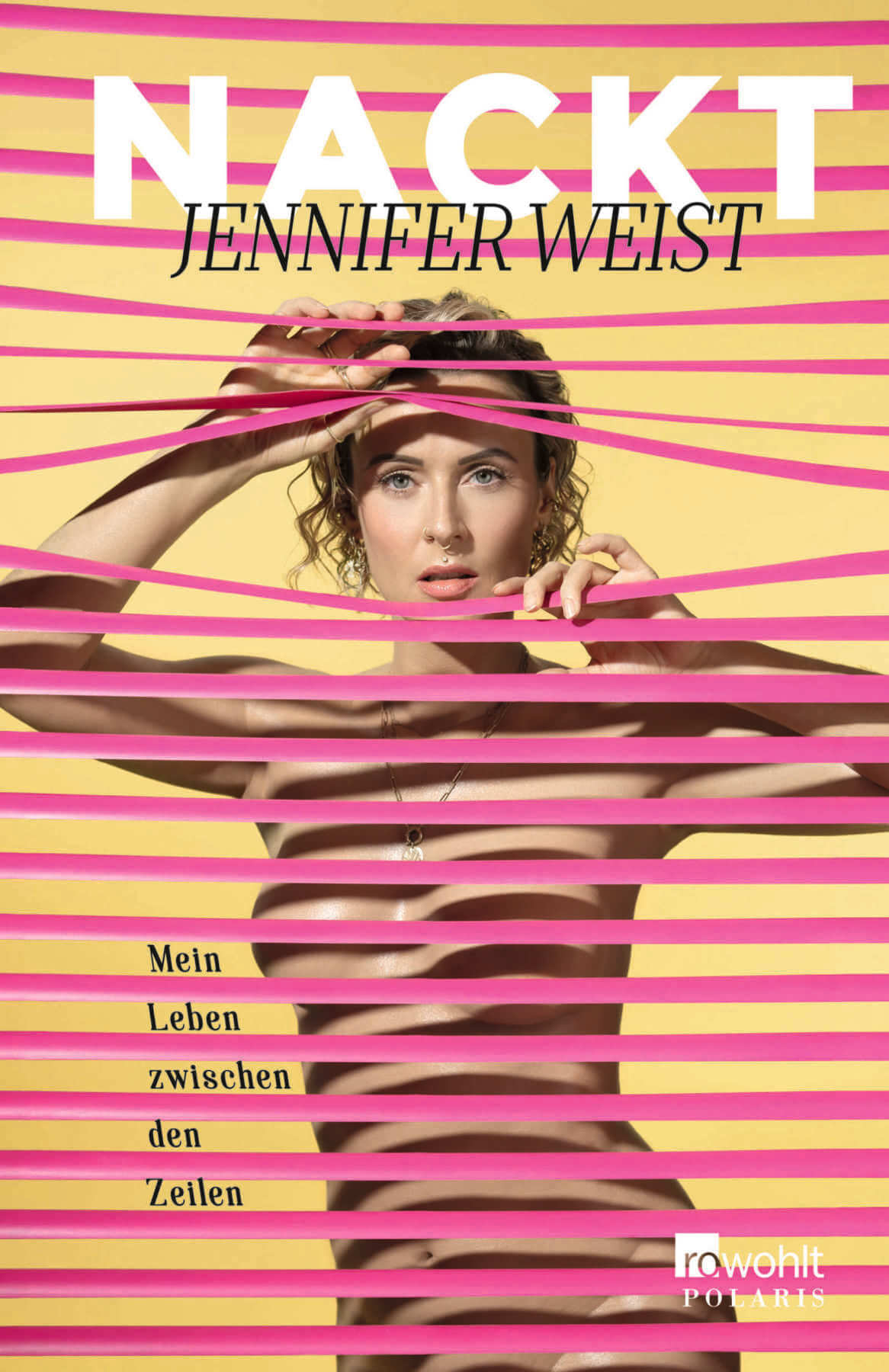 Jennifer Weist liest zwischen den Zeilen auf dem Buchcover von »Nackt«  | (c) Jennifer Weist