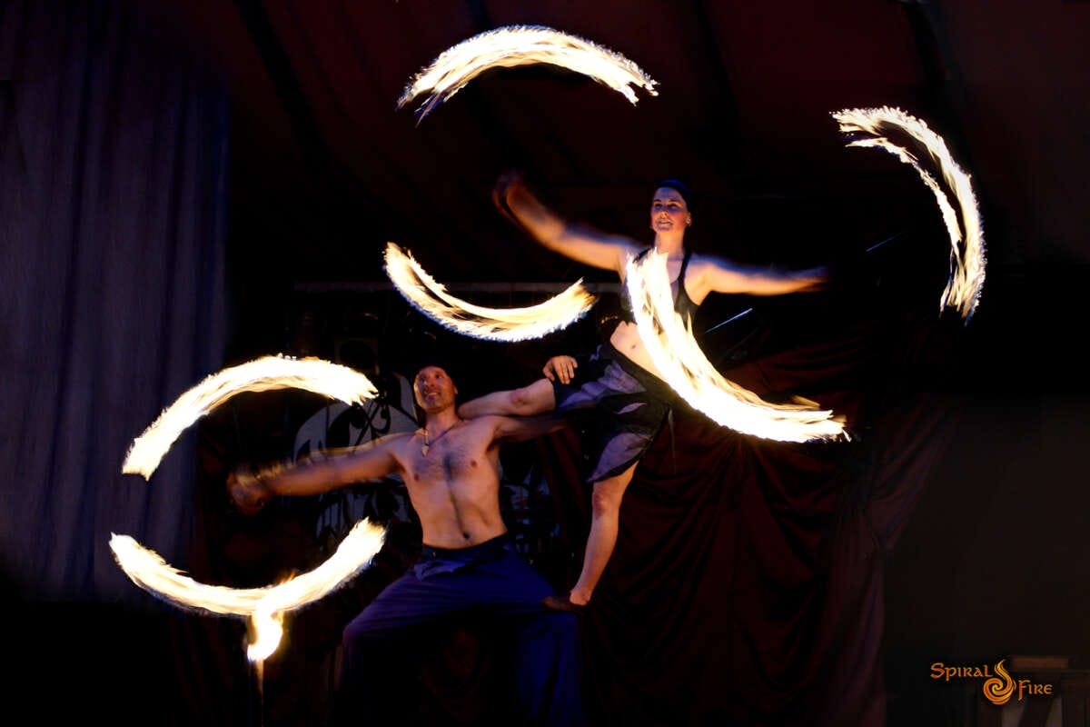 Zwei Feuerakrobaten jonglieren Flammen in beeindruckender Show Feuerakrobatik von Spiral Fire - so will das Duo auch die Besucher des Wasser- & Lichterfest in Nieder-Werbe begeistern! | (c) Spiral Fire