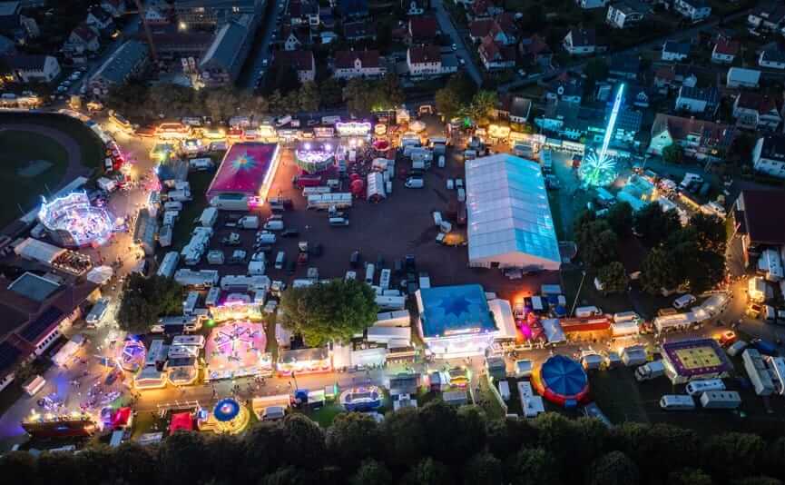 Beleuchteter Jahrmarkt von oben mit Fahrgeschäften und Festzelt Wolfhager Kram- und Viehmarkt - Bild Drohne - (c) Stadt Wolfhagen