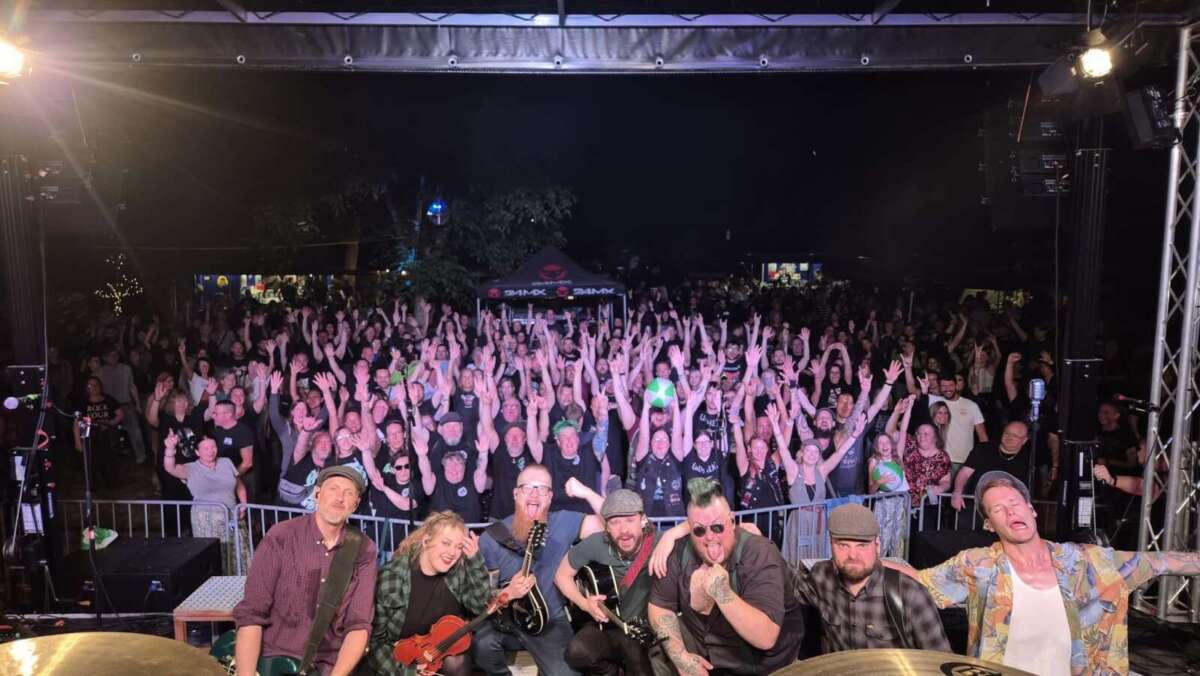 Paddyhats auf Bühne mit jubelnder Menschenmenge bei Nacht So war's beim Rock im Park in Loshausen 2025: Hier die Paddyhats und ihr Publikum! | (c) Paddyhats