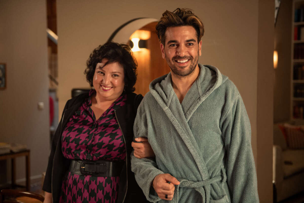 Alter Weisser Mann | Film Kiraz Tüfek (Meltem Kaptan) hat eine Schwäche für Technology Consultant Älex (Elyas MBarek) | (c) 2024 LEONINE Studios : Wiedemann & Berg
