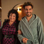 Alter Weisser Mann | Film Kiraz Tüfek (Meltem Kaptan) hat eine Schwäche für Technology Consultant Älex (Elyas MBarek) | (c) 2024 LEONINE Studios : Wiedemann & Berg