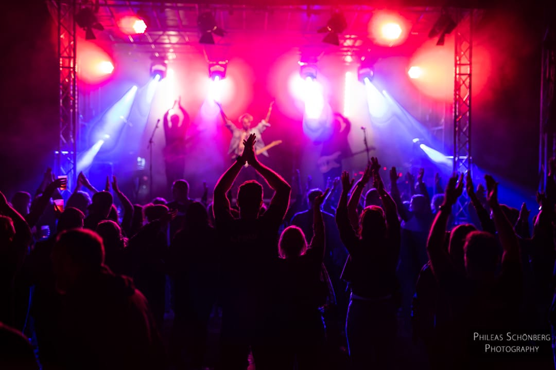 Festivalbesucher feiern vor beleuchteter Rockbühne beim Heartbeat Festival Ein Blick zurück auf das letzte Heartbeat Rockfestival - Dieses Jahr soll es nicht weniger extatisch werden! | (c) Phileas Schönberg Photography