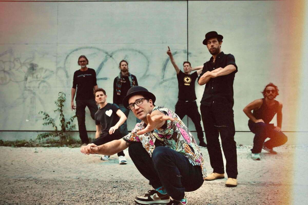 Sieben Musiker, ein Sound: Jamaram meets Jahcoustix treten dieses Jahr auch beim Stemweder Open Airauf und verbinden Reggae mit globaler Leichtigkeit | (c) Jamaram