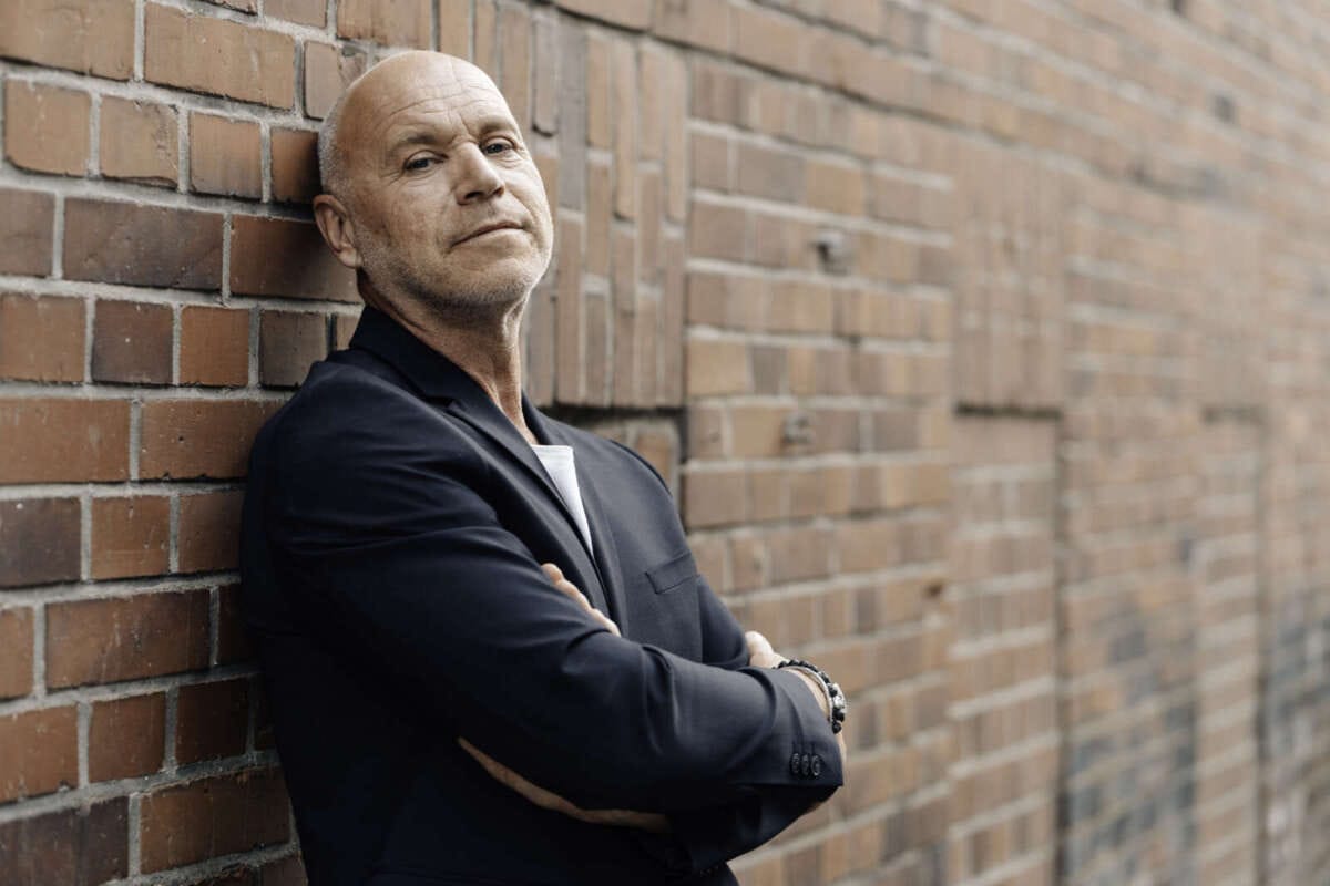 Olaf Henning lehnt entspannt an einer Backsteinwand Olaf Henning ist am Montag der Höhepunkt beim Annentag in Brakel| (c) Olaf Henning