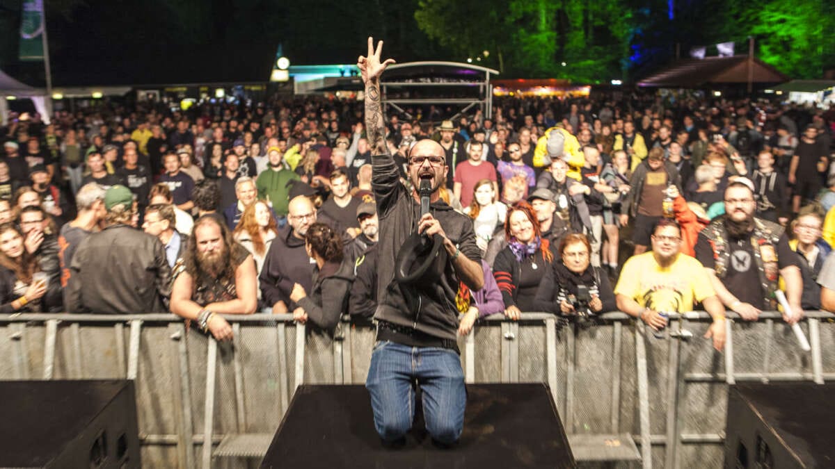 Mitreißende Stimmung gleich zu Beginn – der Moderator führt auch dieses Jahr wieder durchs Stemweder Open Air | (c) Portafrank