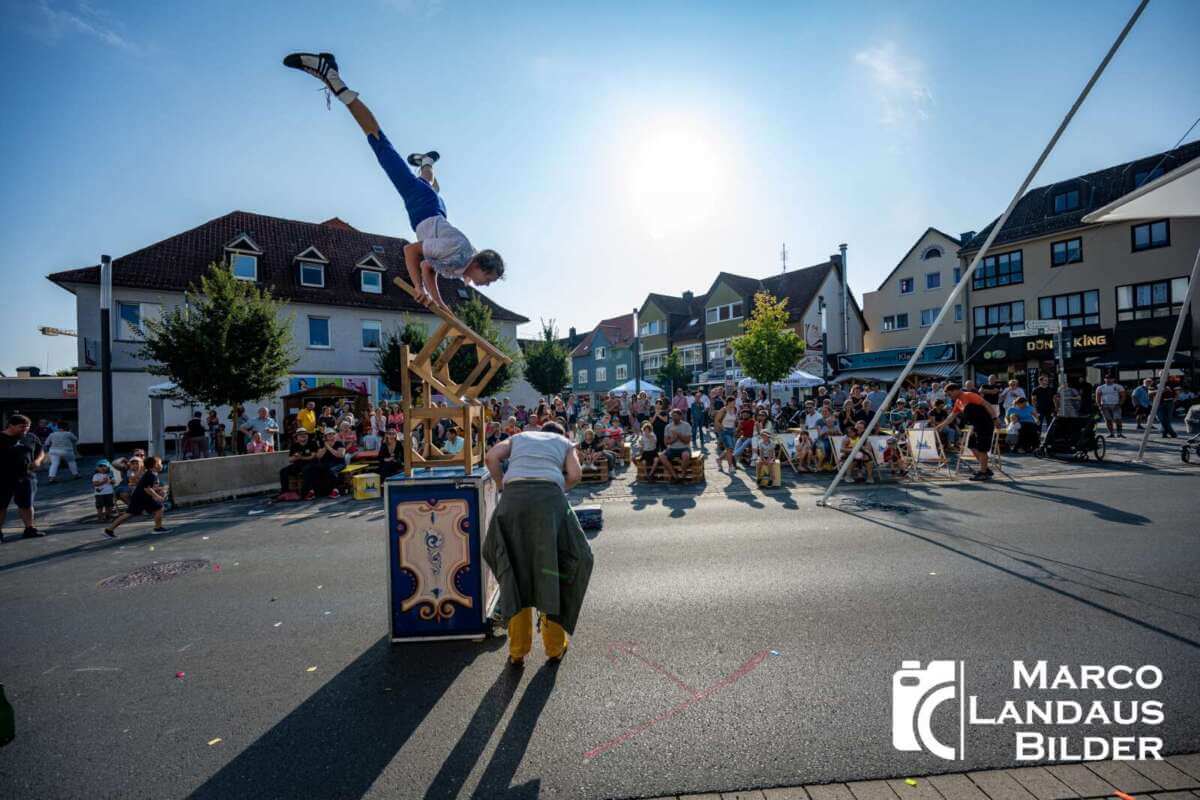 Straßenakrobat zeigt eine Balance-Nummer in der Korbacher Innenstadt während des Hanse-Festivals. Bildnachweis: Marco Landau / Stadt Korbach