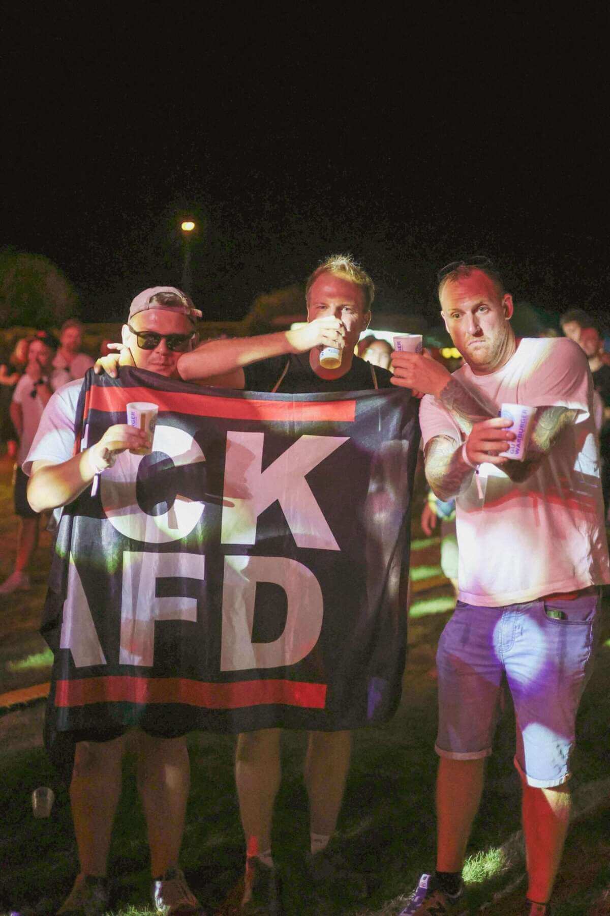 Heartbeat Festival - Besucher mit Anti AfD Banner | Keine Panik Fotografie für (c) Wildwechsel