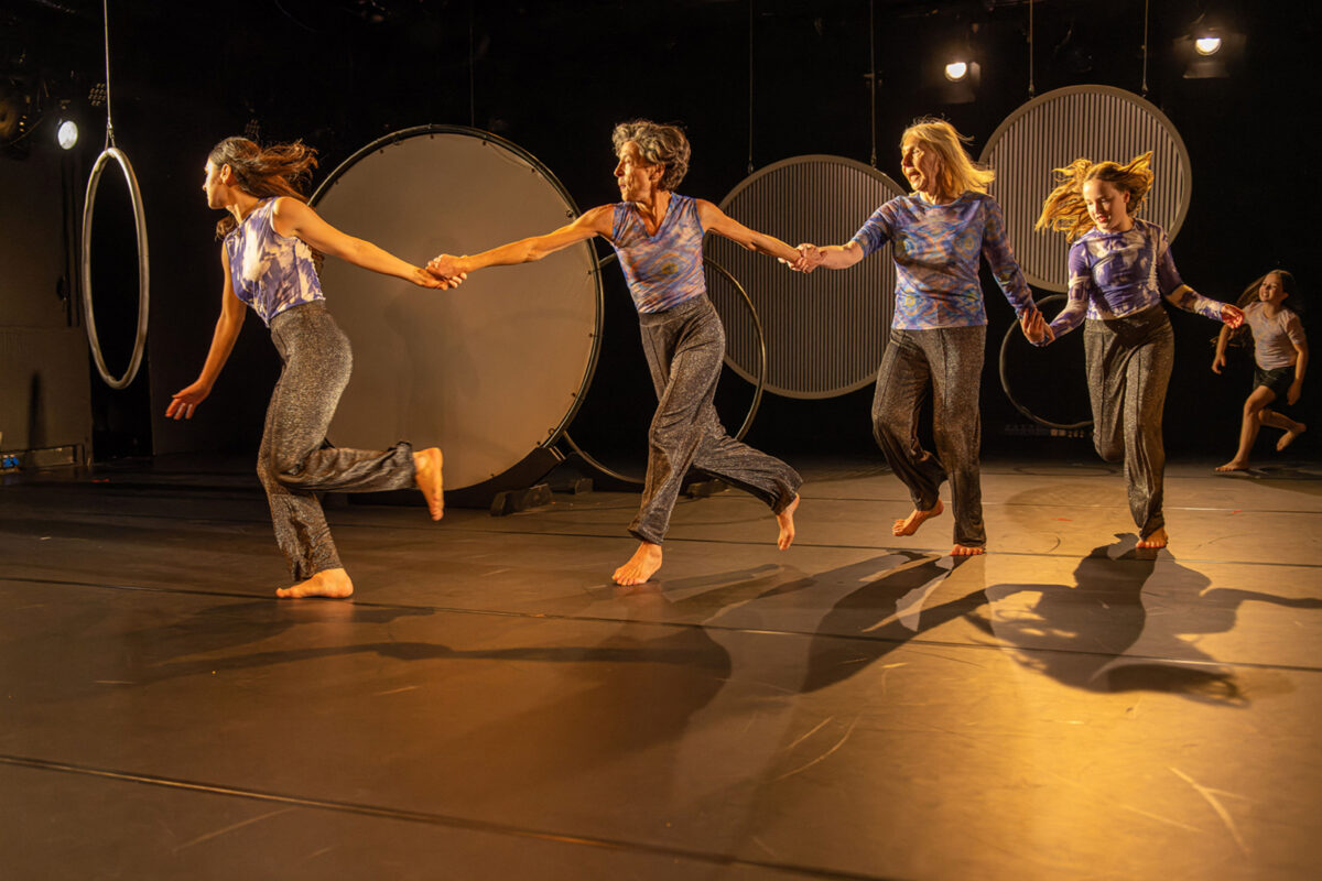 Hey, Alter! eine PLUS-Produktion von JUST+ und TANZ_KASSEL | vlnr Adriana Štefaňáková, Raffaella Favretti, Barbara Hewer, Emily Grace Cuddy, Meret Droste | (c) K-H Mierke