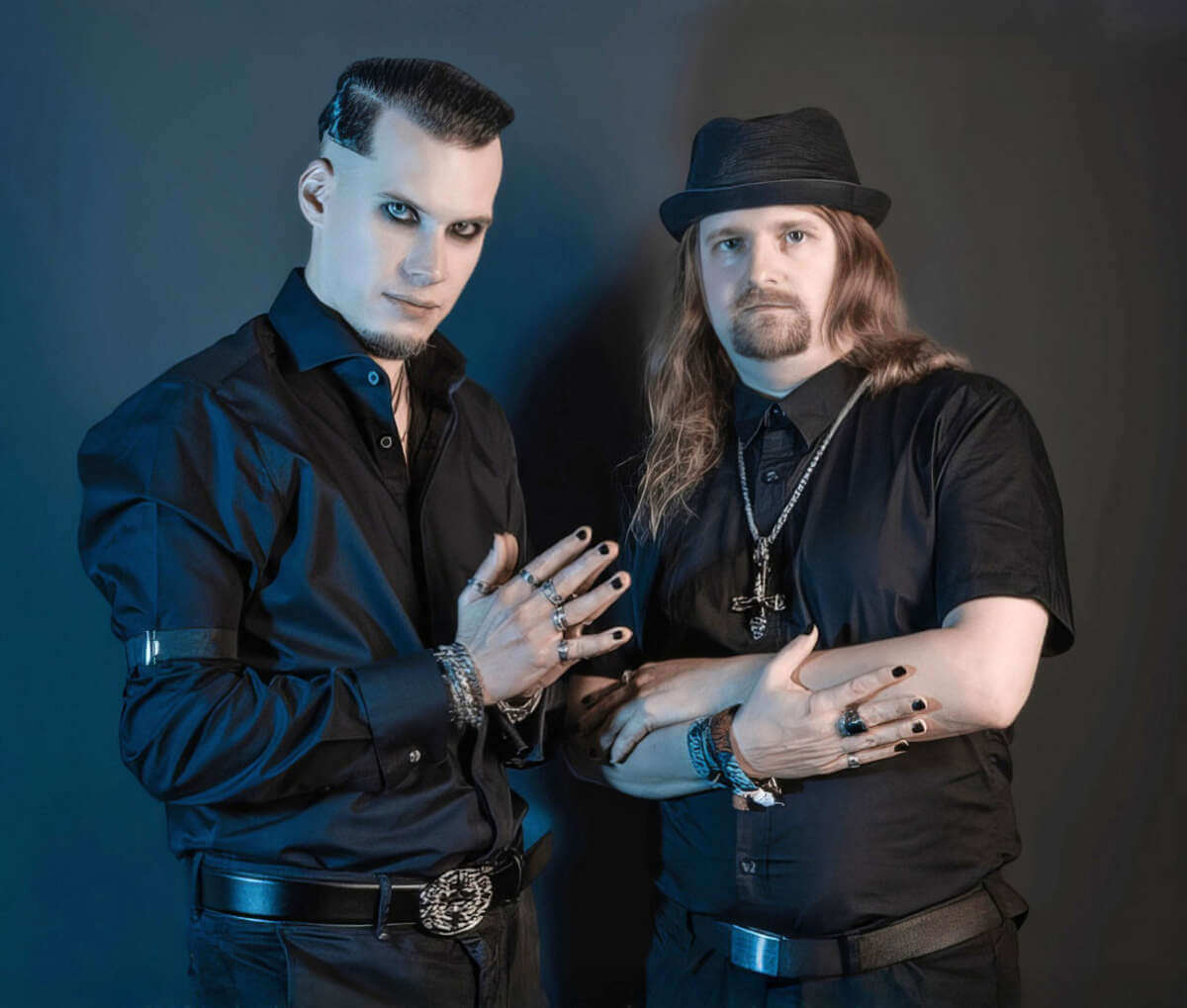 Auf dem Foto sind die beiden Mitglieder der Band Seelennacht zu sehen. Sie tragen schwarze Kleidung und auffälligen Schmuck im Gothic-Stil, blicken ernst in die Kamera und stehen vor einem dunklen Hintergrund mit kühlem, bläulichem Licht. Schwarz und synthetisch stilsicher: Seelennacht, Headliner der Synthpop Night Vol. 1 im Knubbel Marburg. | (c) Seelennacht