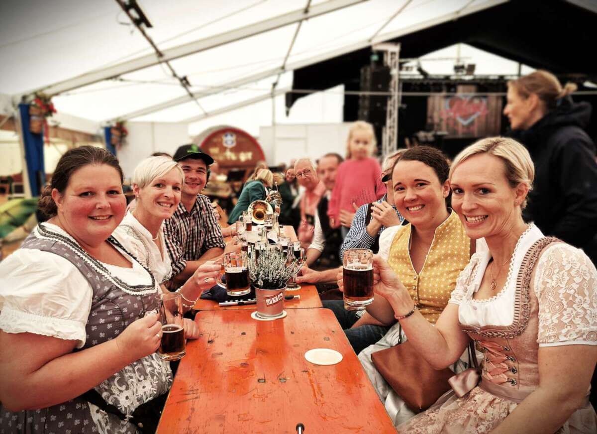Viele Besucherinnen im Dirndl wird man sicher auch 2026 wieder antreffen auf der Warburger Oktoberwoche - (Foto von 2023) | (c) Stadt Warburg