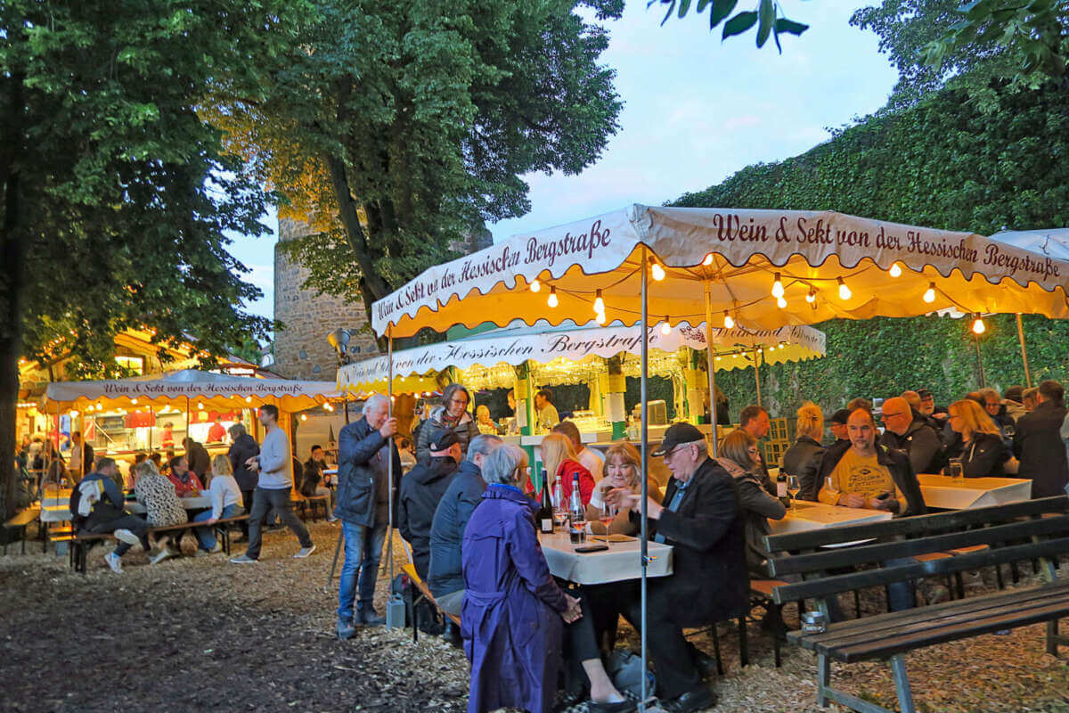 Auch in diesem Jahr will das Weinfest mit seiner tollen Atmosphäre nicht nur Weinfreunde nach Fritzlar locken | Archivfoto - (c) Stadt Fritzlar