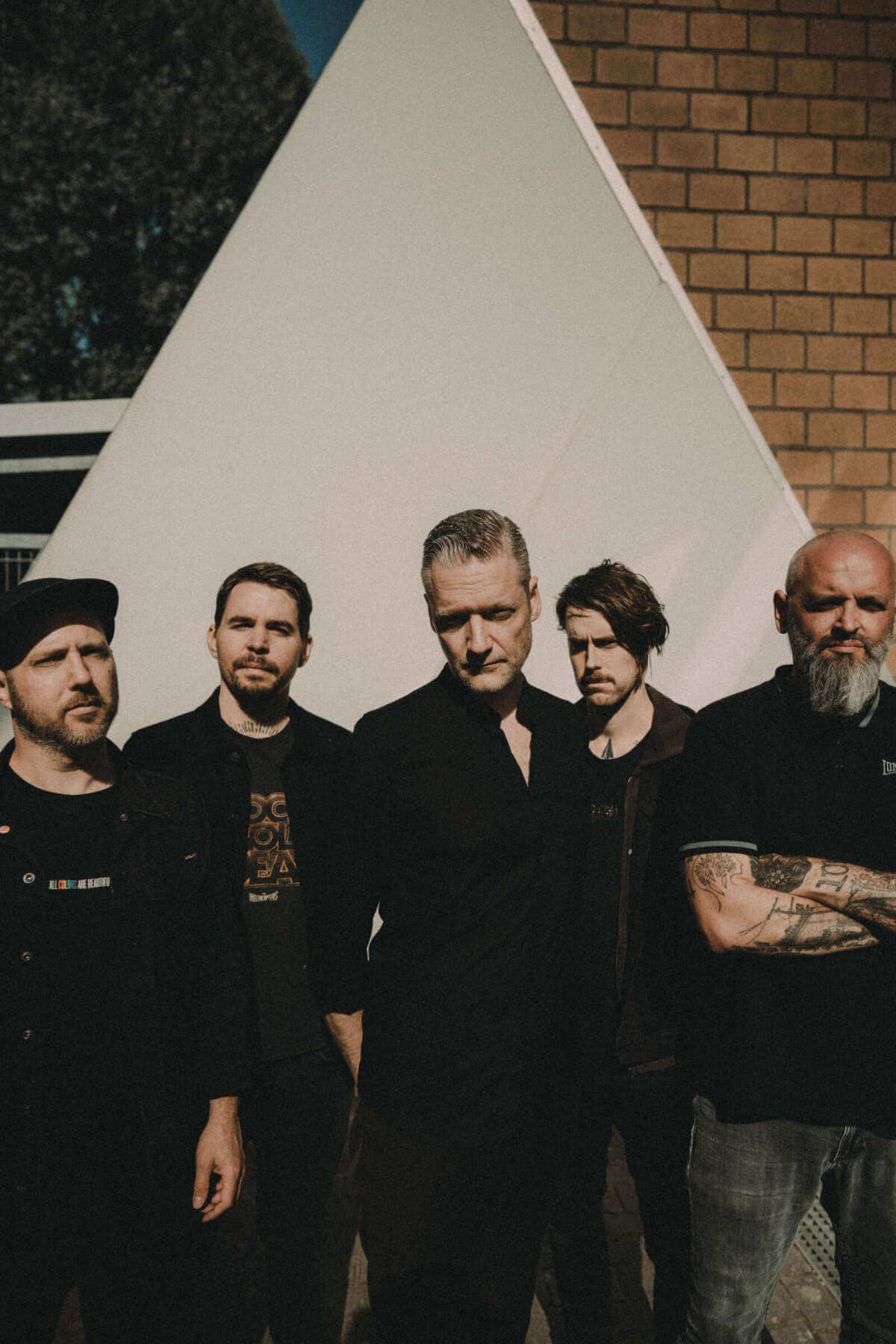 Pressefoto der deutschen Punkrock-Band Adam Angst – Bandmitglieder vor urbaner Kulisse mit typischer Attitüde und düsterem Look Kantig, klug und kompromisslos: Adam Angst bringen 2026 beim Haune Rock deutschsprachigen Punkrock mit Haltung auf die Bühne – präsentiert vom Wildwechsel. | (c) Sebastian Igel