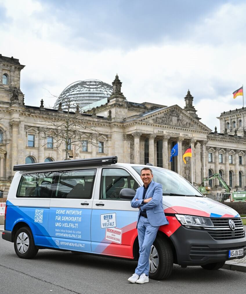 Michael Sasse und das Demokratie-Mobil-Berlin: Seine Initiative »Offen für Vielfalt« agiert mit Kampagnen, Projekten und Netzwerken in ganz Nordhessen  | (c) Offen für Vi elfalt