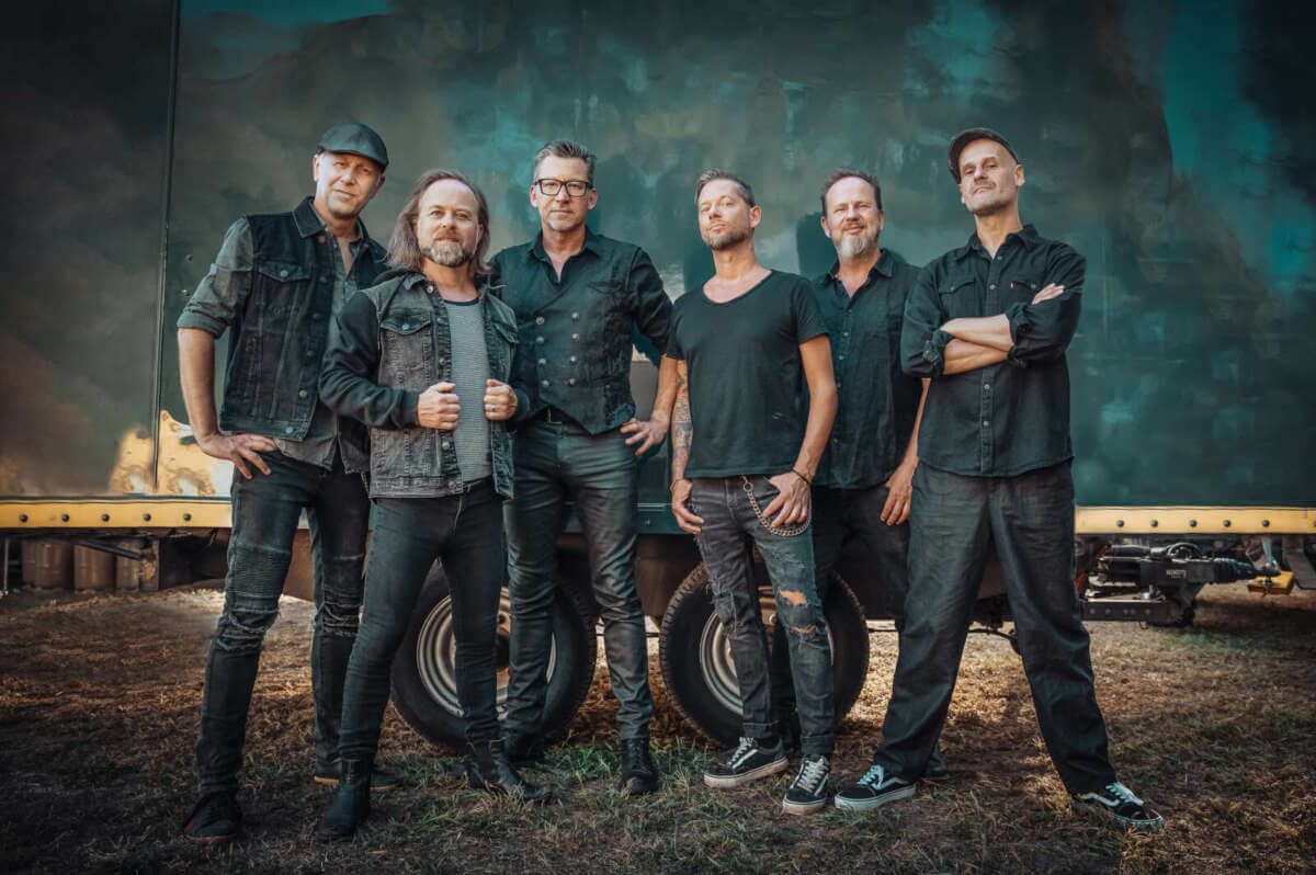 Sechs Rockmusiker von Fiddler’s Greenposieren vor Tourtruck Folk-Punk mit Vollgas: Fiddler’s Green sorgen beim Haune Rock 2026 für tanzbare Energie! | (c) Jasmin Seidel