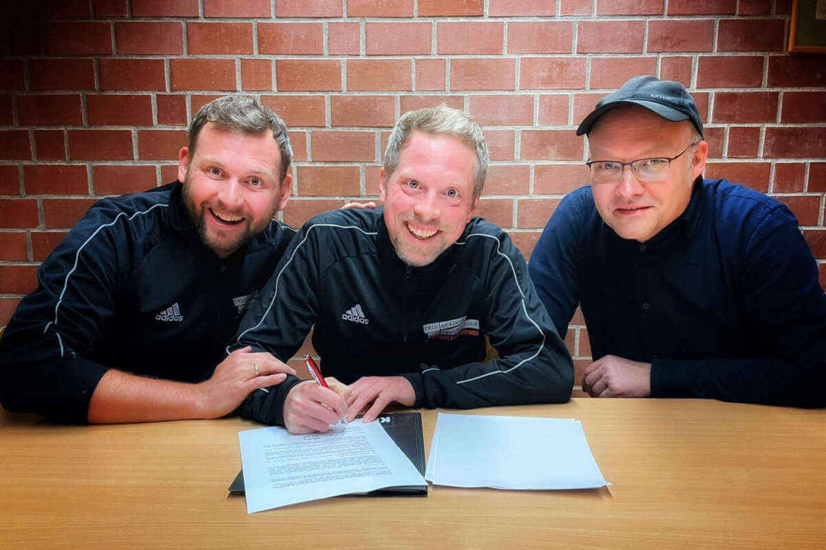 Hanke Blendermann, Philipp Kasburg und Olaf Menne bei der Unterzeichnung des Labelvertrags am 25.04.2025 | (c) Patrick Volke