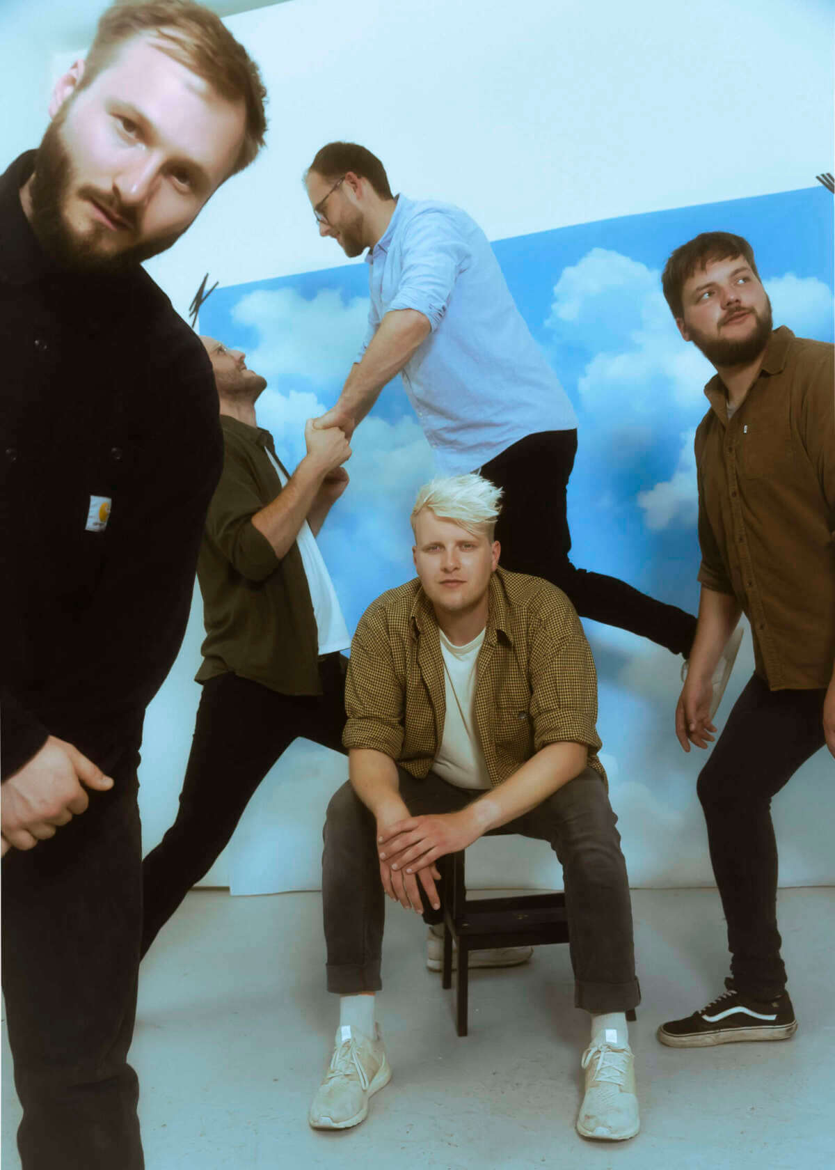 Bandfoto von Hi! Spencer mit kreativem Wolkenhintergrund – Die deutsche Indie-Rock-Band zeigt sich verspielt und authentisch in einem inszenierten Studio-Settin Mit melancholischer Energie, ehrlichen Texten und viel Nahbarkeit zählen Hi! Spencer zu den spannendsten Live-Acts im Line-up des Haune Rock 2026. Die Band verbindet druckvolle Gitarren mit Gefühlen zum Mitsingen – und sorgt für Momente, die bleiben. | (c) Hi! Spencer