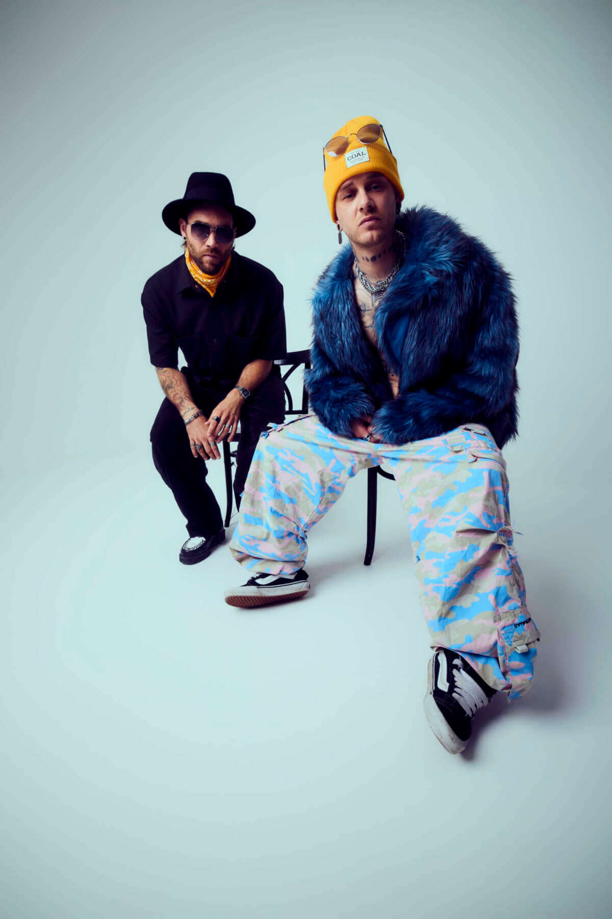 Pressebild des Musikduos TRiPKiD – Künstlerisches Outfit mit urbanem Streetwear-Look und individueller Fashion-Ästhetik vor minimalistischem Hintergrund TRiPKiD bringen Pop‑Punk, Pathos und Provokation auf die Bühne: Das Duo, bestehend aus den ehemaligen Antiheld-Mitgliedern Luca Opifanti und Matthias Brendle, zählt zu den spannendsten Acts beim Haune Rock 2026. Mit ihrem einzigartigen Sound-Mix und tiefgehenden Texten setzen sie ein starkes Zeichen – präsentiert vom Wildwechsel. | (c) TRiPKiD