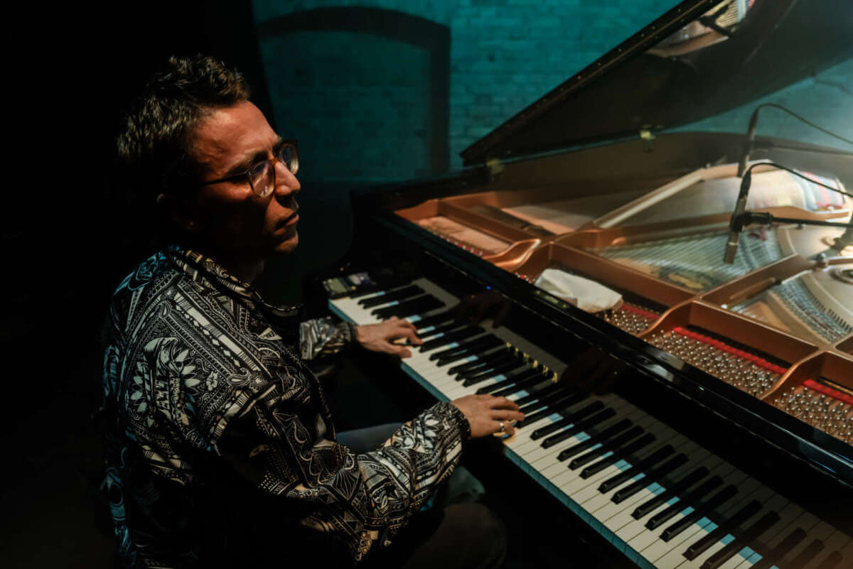 Jazz-Ästhet und Soundtüftler Bill Laurance bringt bei der Flügelwoche 2025 emotionale Tiefe ans Klavier. | Foto: Annemone Taake