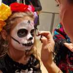 Blumen basteln, Schminken, Musik und Tanz stehen auf dem Programm - (c) Museum für Sepulkralkultur - Anna Lischper