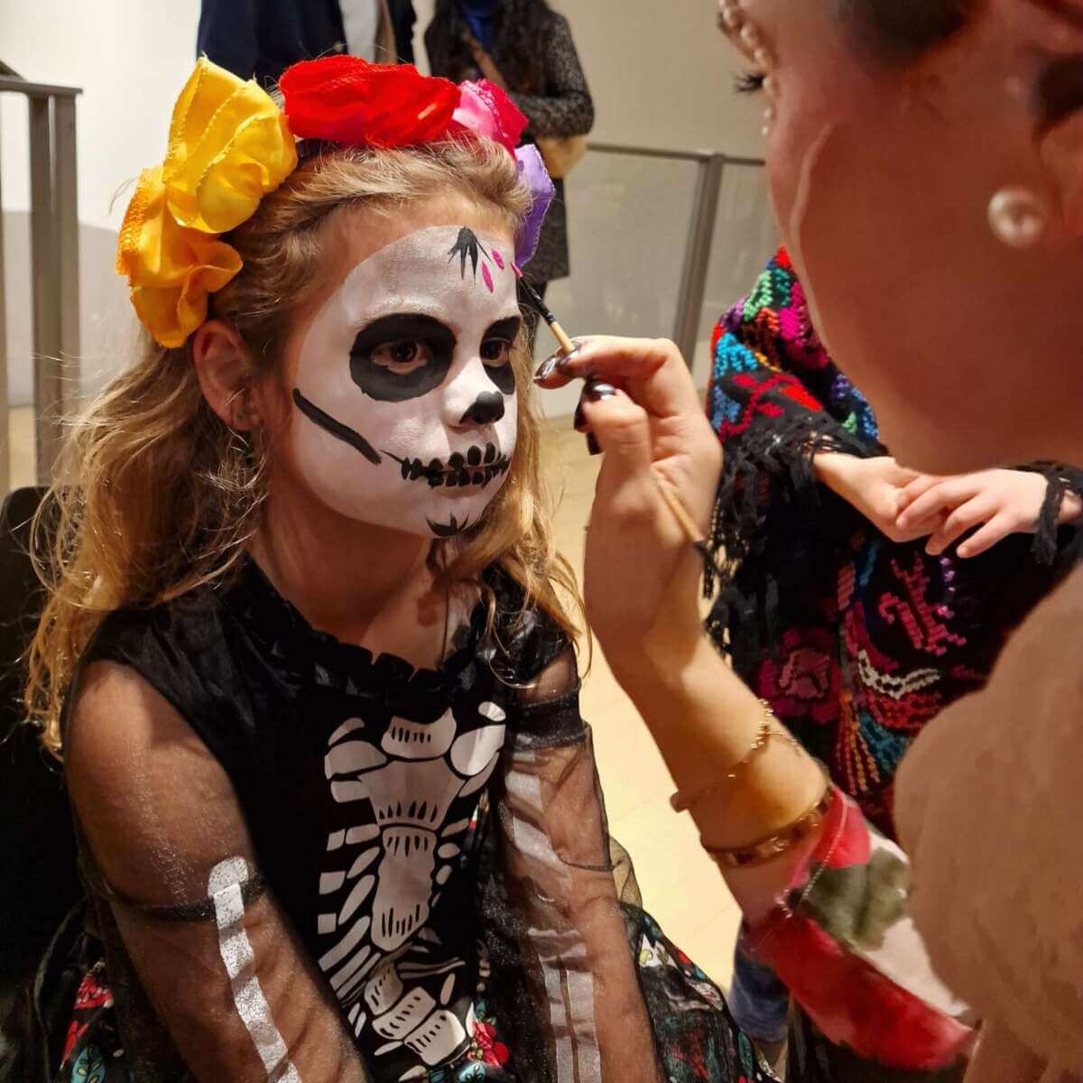 Blumen basteln, Schminken, Musik und Tanz stehen auf dem Programm - (c) Museum für Sepulkralkultur - Anna Lischper