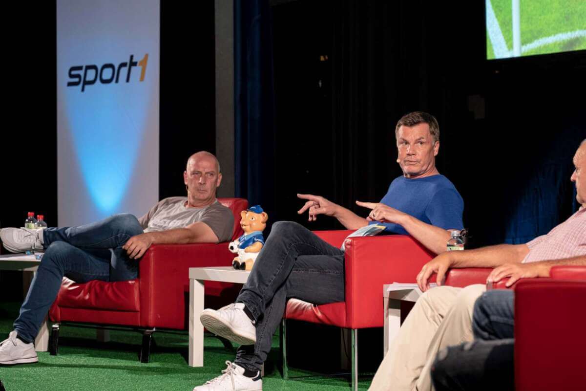 Talk mit Taktik, Thesen und Temperament: Mario Basler und Thomas Helmer diskutieren beim „Doppelpass on Tour“ | (c) pics4news