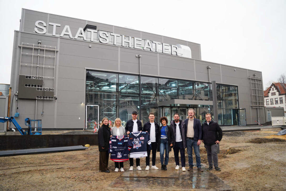 Kassel Huskies & Staatstheater Kassel: Foto v.l.n.r.: Olga Kurbacheva (Leitung Kommunikation Staatstheater), Felizia Katzer (Koordinatorin Frauen-Eishockey; Kassel Huskies Ladies), Jake Weidner (Kapitän Kassel Huskies), Lukas Thier (Leitung Marketing & Kommunikation Kassel Huskies), Sana Hamdi (Sponsoring Staatstheater), Derek Dinger (Geschäftsführer Kassel Huskies), Florian Lutz (Intendant Staatstheater), Jörg Frey (stv. Geschäftsführer Staatstheater) (c) Staatstheater Kassel