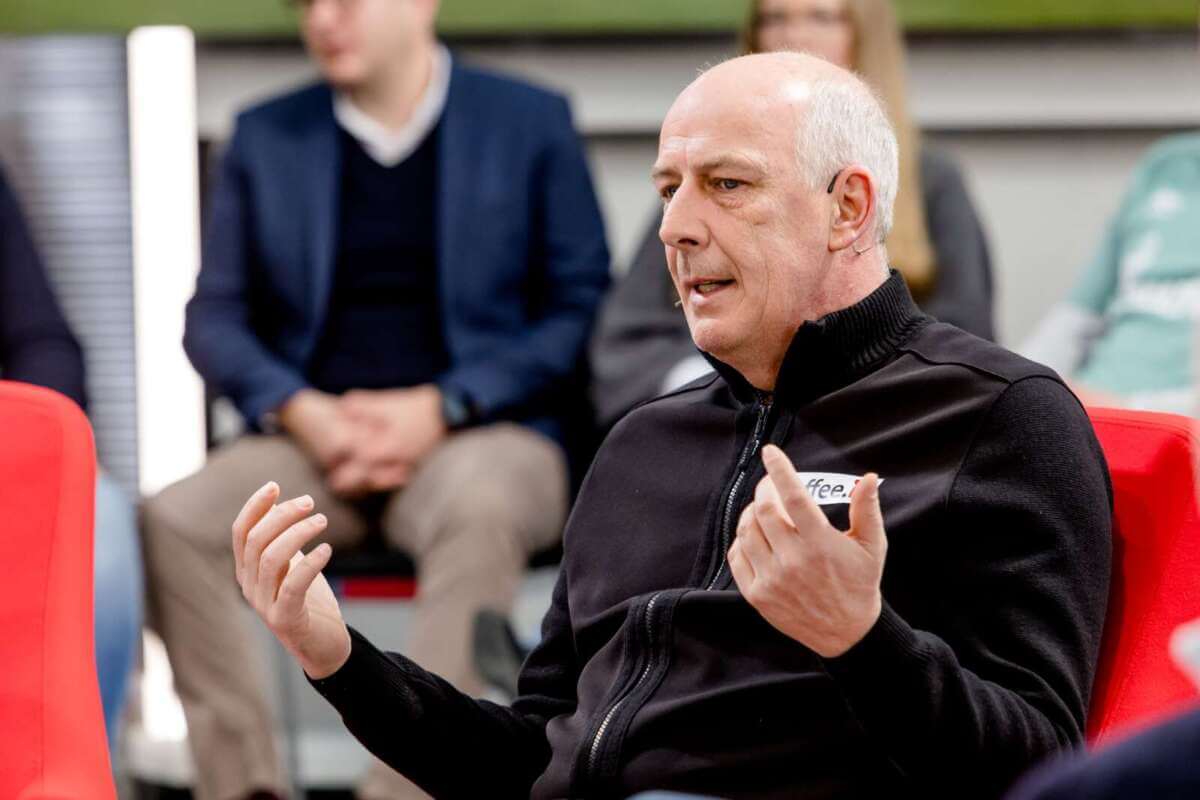 Diskussionsfreudig wie eh und je: Mario Basler sorgt bei „Doppelpass on Tour“ für kernige Sprüche und klare Ansagen. | (c) SPORT1 Rupp