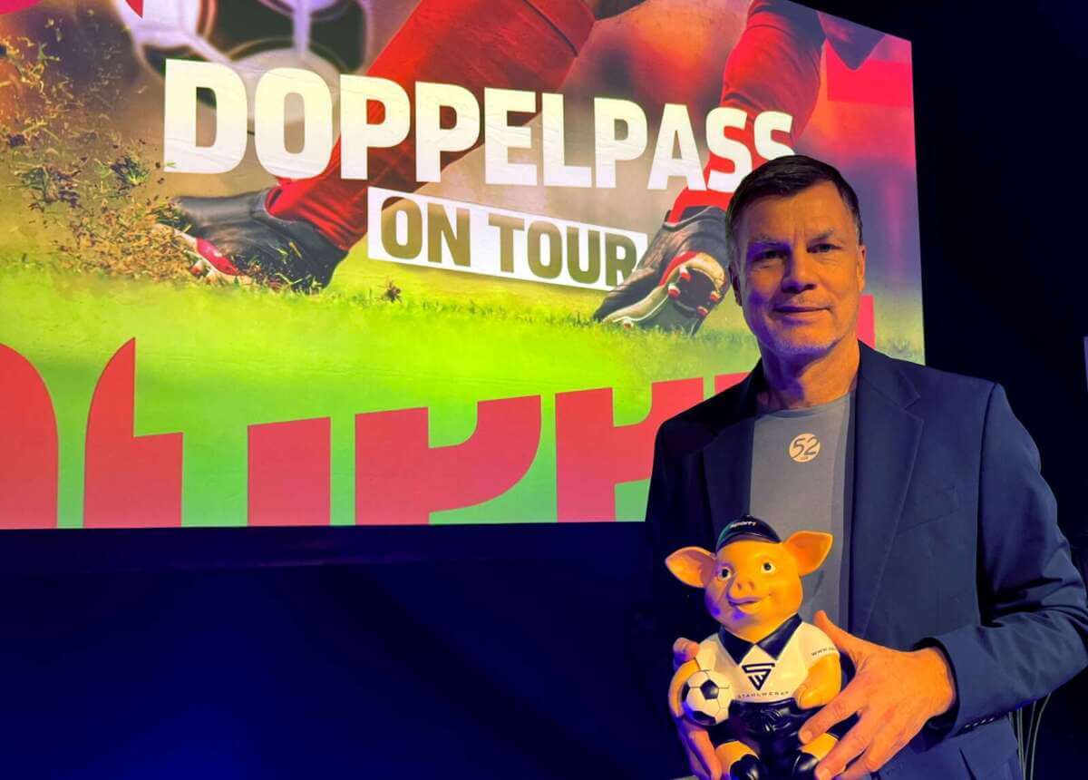 Bei „Doppelpass on Tour“ geht’s nicht nur ums Runde und Eckige: Thomas Helmer präsentiert das Talk-Format mit Humor und Fußballleidenschaft u.a. in Baunatal und Paderborn. | (c) SPORT1