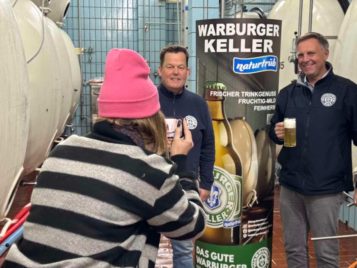 Die Warburger Brauerei ist up-date: Minuten nach der Pressekonferenz, wird auch schon die Mitarbeiterin für Social Media aktiv. Und noch einmal, dürfen Franz-Axel Kohlschein (rechts) und sein Braumeister Peter Schießl (links) für Instagram und Co. mit dem neue Warburger Kellerbier Naturtrüb anstossen! | (c) Wildwechsel