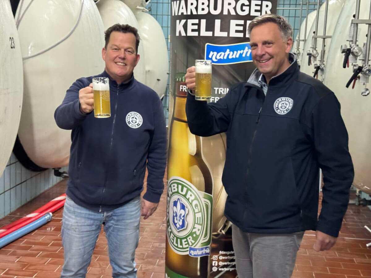 Franz-Axel Kohlschein (rechts) und sein Braumeister Peter Schießl (links) stossen im Kühlhaus auf das gelungene neue Warburger Kellerbier Naturtrüb an! | (c) Wildwechsel