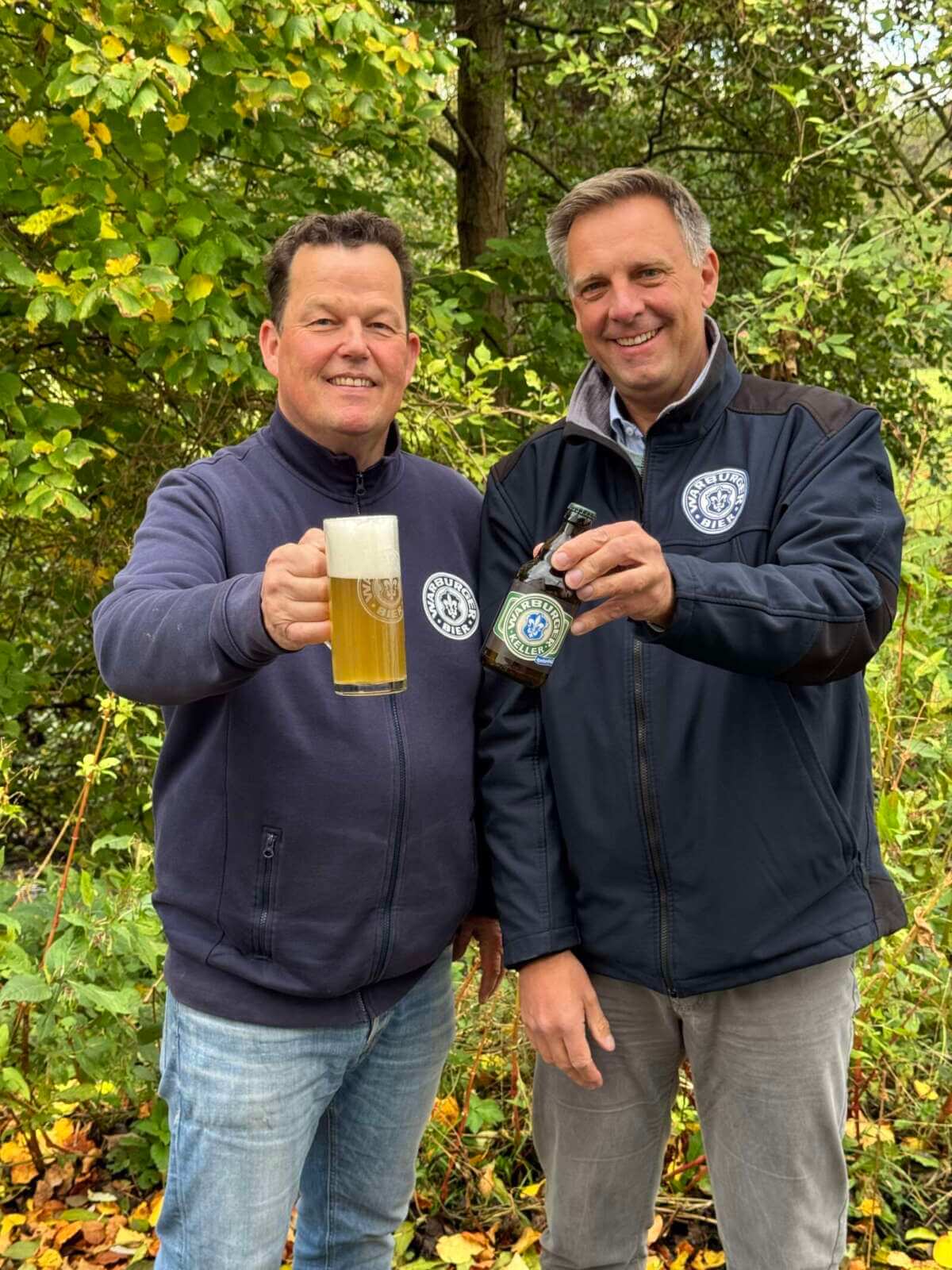 Franz-Axel Kohlschein (rechts) und sein Braumeister Peter Schießl (links) freuen sich über das gelungene neue Bier der Warburger Brauerei - Das Kellerbier Naturtrüb! | (c) Wildwechsel