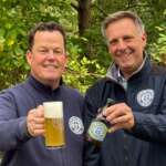 Franz-Axel Kohlschein (rechts) und sein Braumeister Peter Schießl (links) freuen sich über das gelungene neue Bier der Warburger Brauerei - Das Kellerbier Naturtrüb! | (c) Wildwechsel