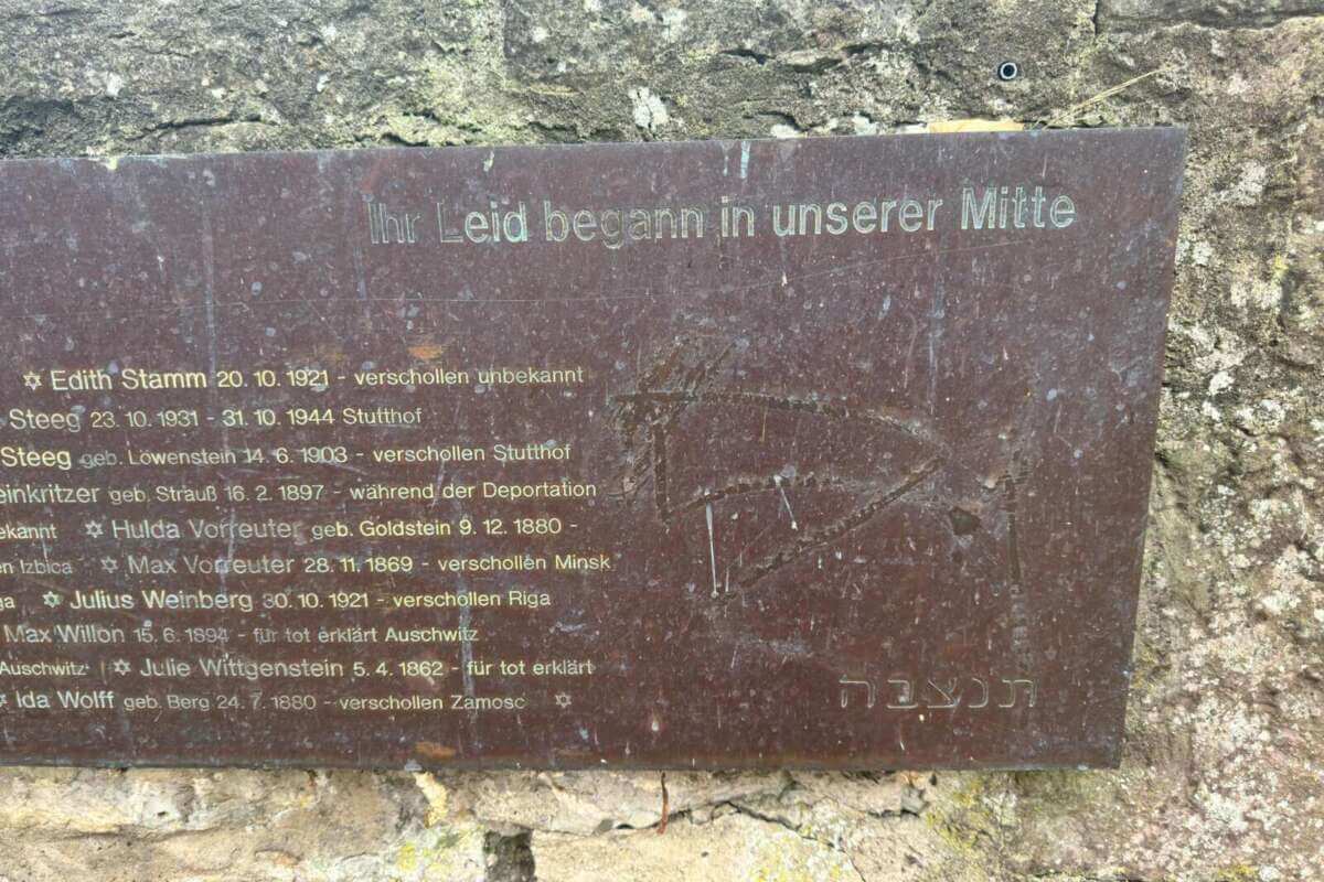 Jüdischer Friedhof in Warburg - Teil der Gedenktafel am Eingang | (c) Fedor Waldschmidt