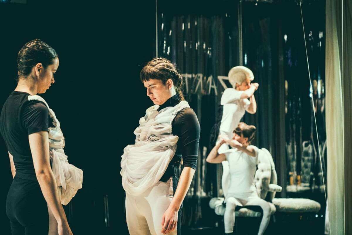 Milch & Schuld im TiF: Emilia Reichenbach, Annalena Haering und Lisa Natalie Arnold, Nora Quest (im HIntergrund) | (c) Sylwester Pawliczek