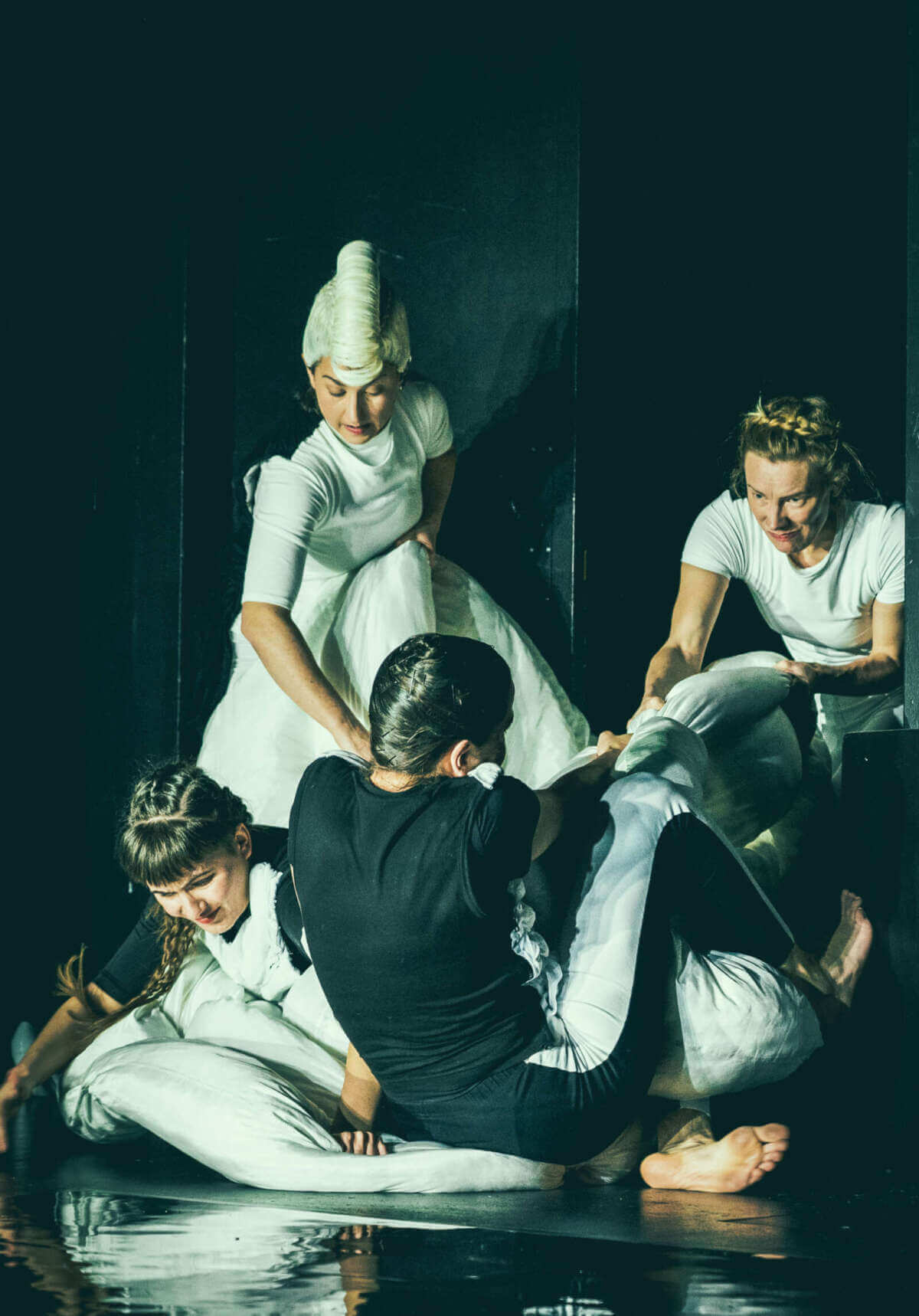 Milch & Schuld im TiF: Lisa Natalie Arnold (hinten), Nora Quest, Annalena Haering, Emilia ReichenbachMilch & Schuld | (c) Sylwester Pawliczek