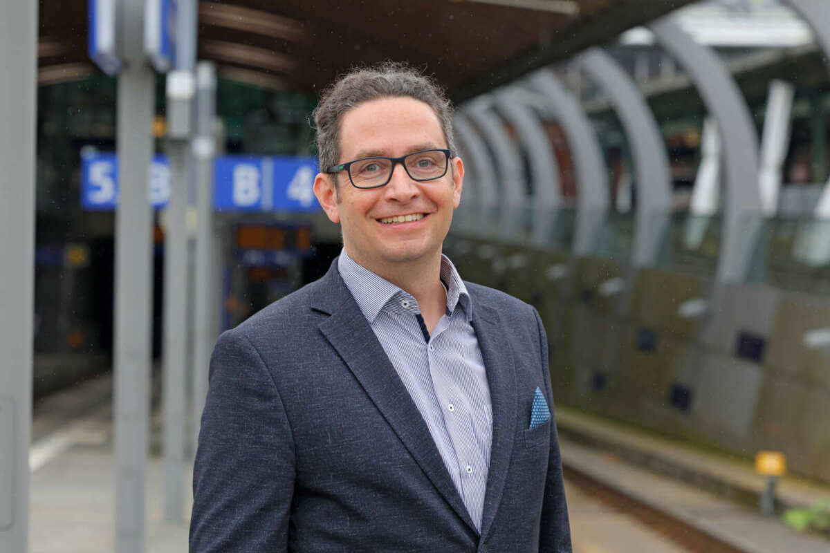 Marian Volmer, neuer NVV-Geschäftsführer -  2024 Hauptbahnhof Kassel | (c) NVV / Andreas Fischer