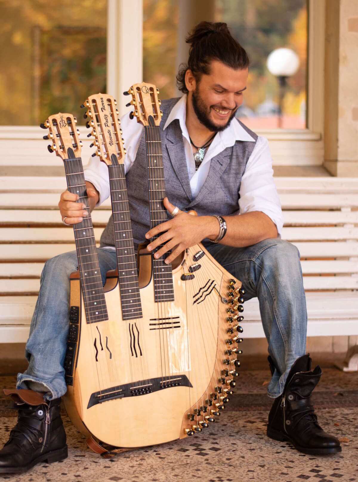 Vicente Patiz mit seinem markanten Multi-Saiten-Instrument: Das Foto fängt genau die Mischung aus spielerischer Leichtigkeit und technischer Raffinesse ein, für die der vielfach ausgezeichnete Gitarrist bekannt ist. Mit bis zu 70 Saiten, Loopstation und weltumspannenden Klangideen steht Patiz für musikalische Reisen jenseits klassischer Konzertformate. Diese Atmosphäre bringt er am 14. Februar 2026 mit „Travels“ live ins BAC Theater Bad Arolsen – ein Abend voller Instrumentals, Geschichten und Sounds aus Havanna, Andalusien, Paris und weit darüber hinaus. | (c) Vicente Patiz