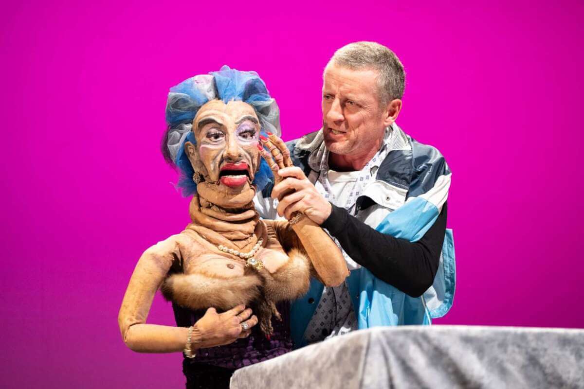 Dr. Fischer aus Genf oder die Bomben-Party: Skurril, tiefgründig und mit starker Puppenpräsenz: „Dr. Fischer aus Genf“ bringt schwarzhumoriges Figurentheater nach Beverungen. | (c) G2-Baraniak