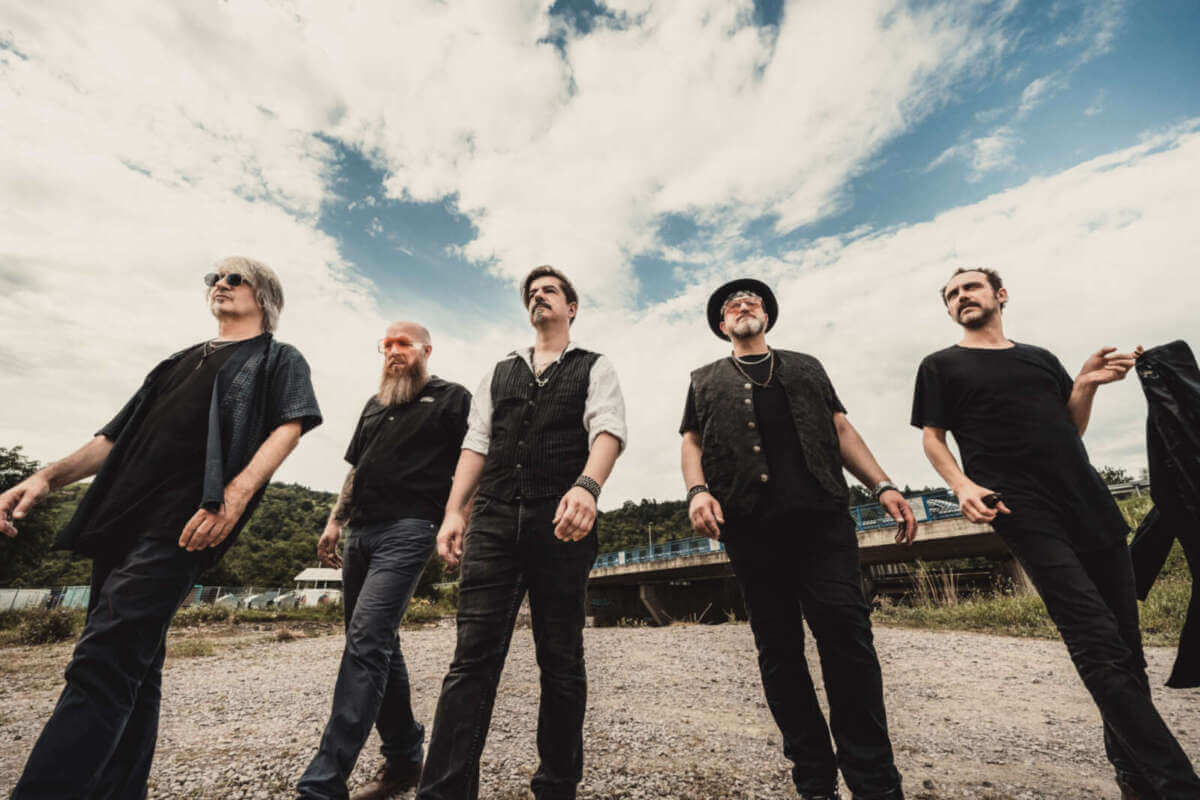 Die Ellis Mano Band bringt bei der Rock- & Blueswoche im Theaterstübchen Kassel modernen Bluesrock mit internationalem Flair auf die Bühne. | (c) Tabea Hüberli