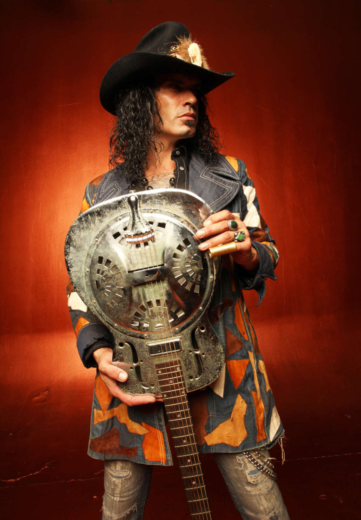 Slide-Gitarrist Eric Sardinas steht für schweißtreibenden Blues-Rock – im Theaterstübchen Kassel wird’s laut und leidenschaftlich. | (c) Eric Sardinas