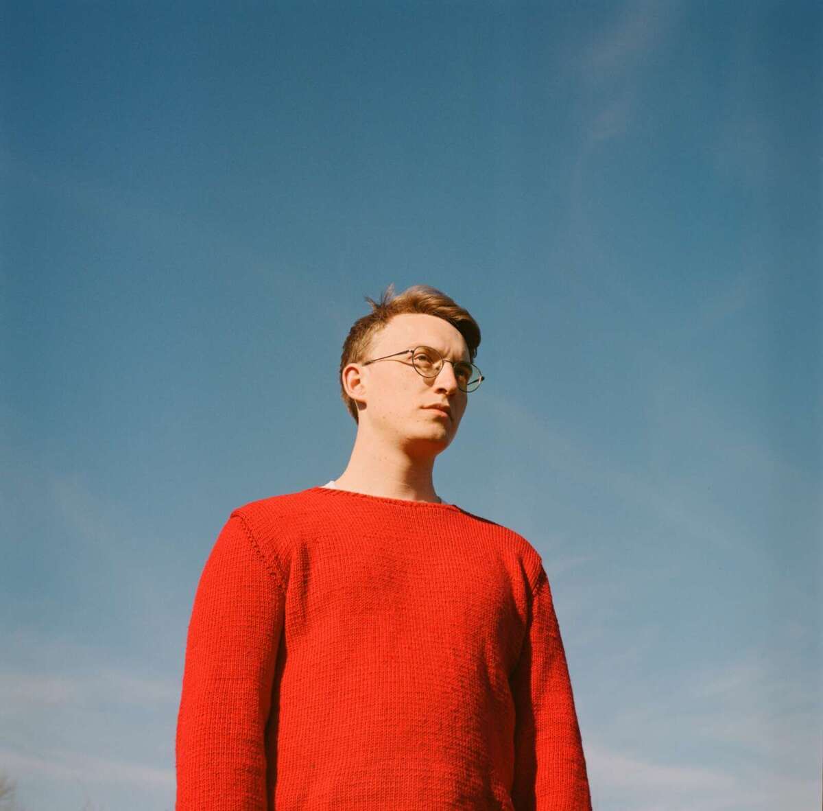 Der Hamburger Singer‑Songwriter Marlo Grosshardt will auch beim Orange Blossom Special mit rauem Indie‑Pop, klugen Texten und kraftvoller Stimme das Publikum begeistern. Sein Verpflichtung ist ein weiteres Highlight im vielseitigen Line‑Up des OBS 2026. | (c) Julia Tiemann