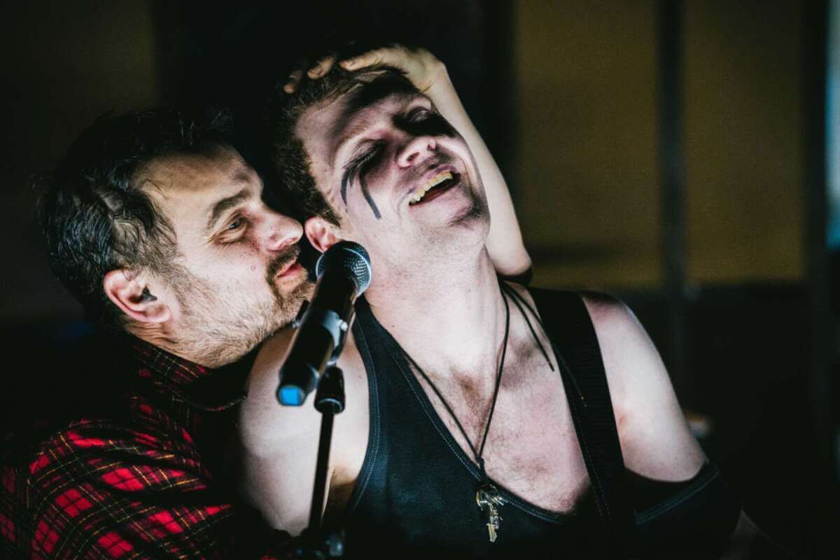 Günther Harder als "Der Fahrer" aka "Klube" von The Bates und , Justin Hibbeler als "Der Mann ohne Erinnerung" aka "Zimbl" von The Bates in "Welcome to THE BATES Motel" von Dominique Schnizer - (c) Sylwester Pawliczek - MACHMAMACHMA