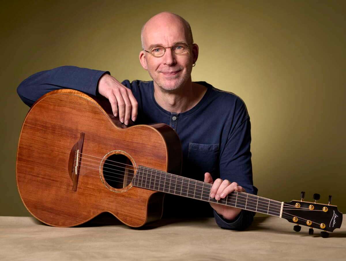 Fingerstyle-Gitarrist Jens Kommnick mit seiner Akustikgitarre – feinfühliger Klangkünstler live im Deelenhaus Paderborn. | (c) Jens Kommnick
