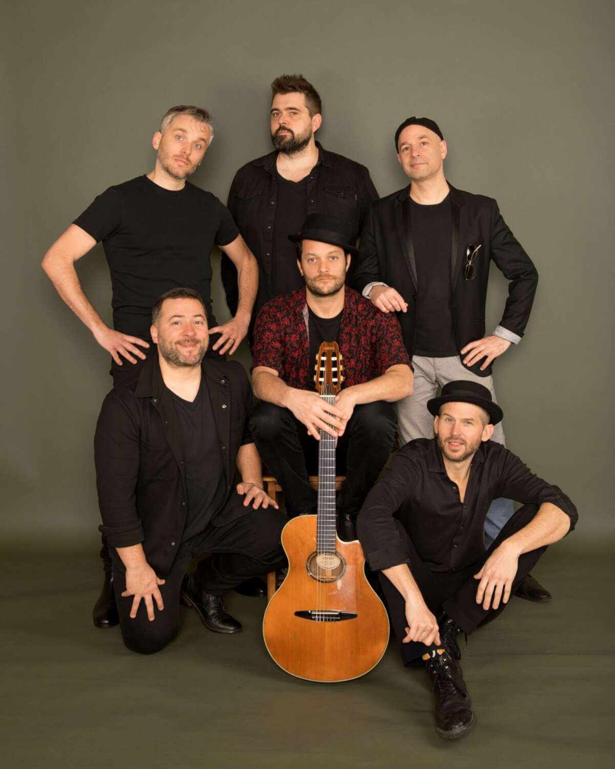 echsköpfige Band mit Akustikgitarre Les Yeux D'la Tête - Bandfoto im Kulturzelt Kassel 2026 Line-up mit Gitarre und charismatischer Bühnenpräsenz| (c) Hamza Djenat
