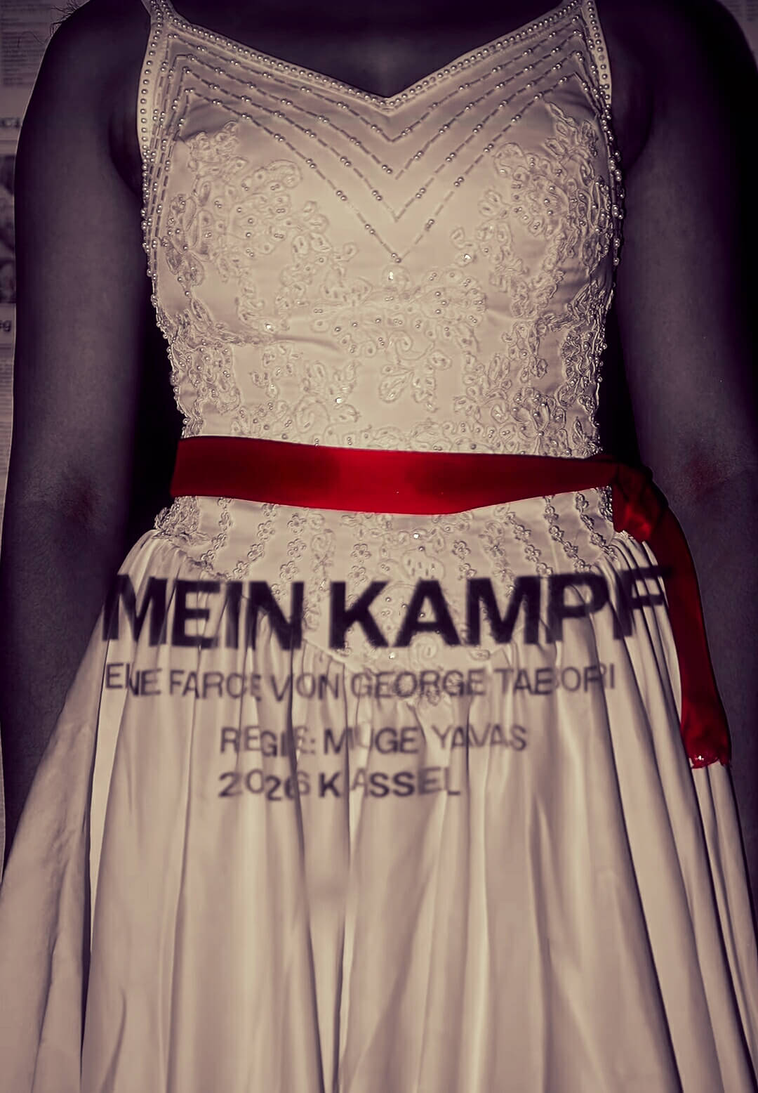 Theaterstück „Mein Kampf“ - Promo Bild vom Video Dreh: Gretchen verkörpert die Masse der Gesellschaft, die manipuliert wird und ziellos herumschwirrt und Sehnsucht nach Sinn und Zugehörigkeit verspürt | (c) Müge Yavas