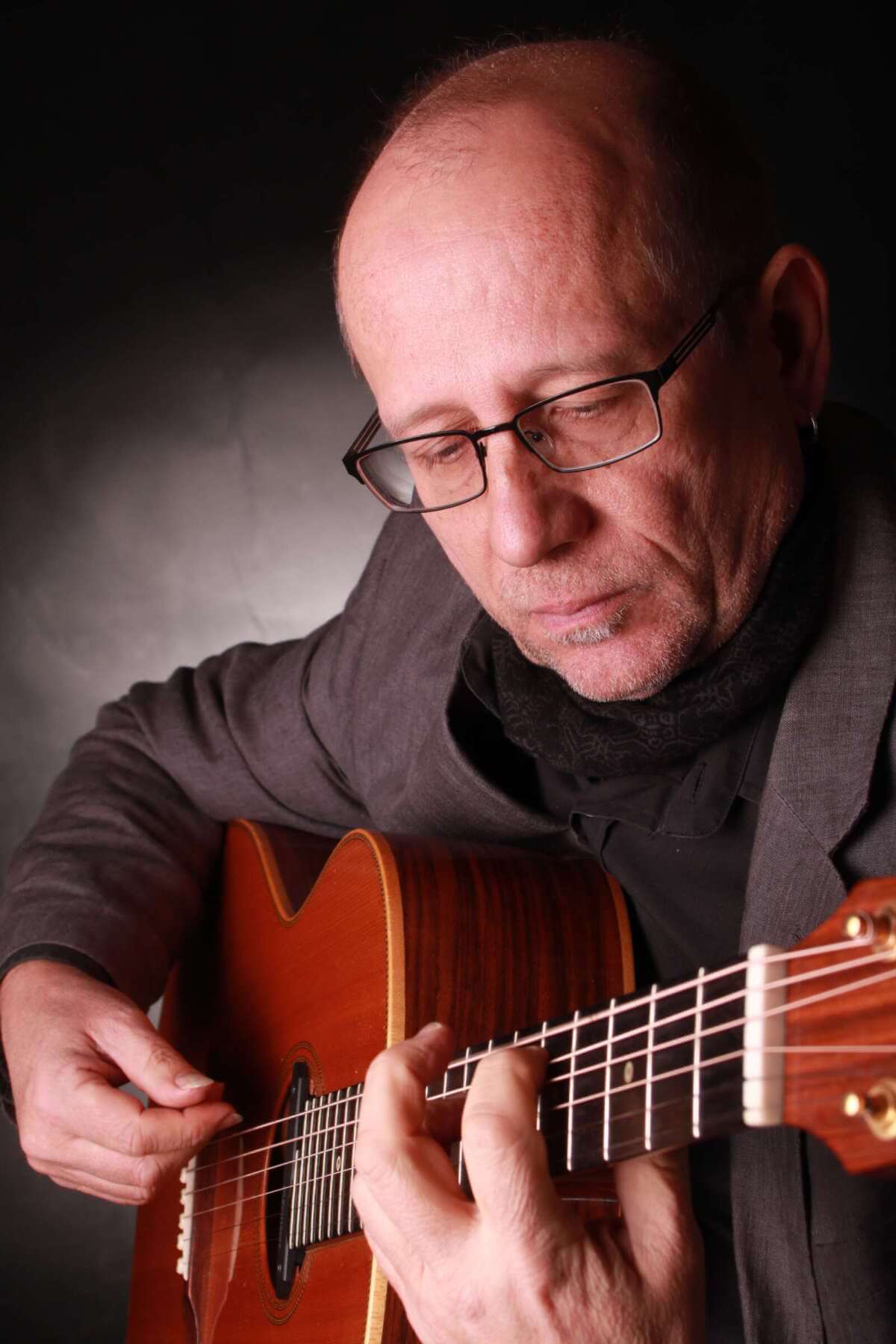 Fingerstyle-Gitarrist Michael Busch spielt im Februar Akustikgitarre mit ruhiger Präzision beim Konzert im Deelenhaus Paderborn. | (c) Michael Busch