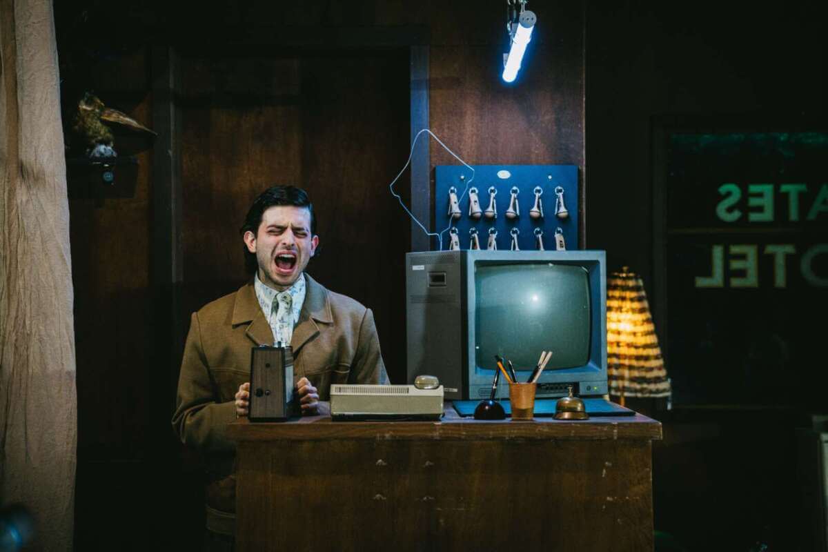 Darsteller Nicolas Sidiropulos als "Norman" in "Welcome to THE BATES Motel" von Dominique Schnizer | (c) Sylwester Pawliczek - MACHMAMACHMA